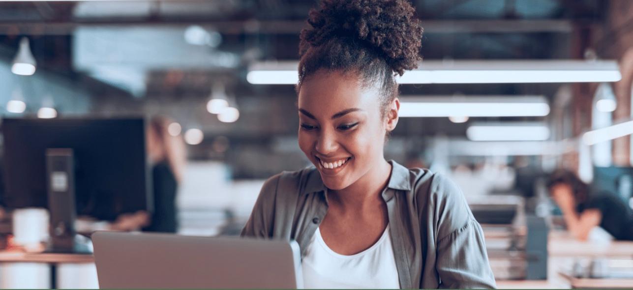 Процесс анализа финансовых показателей на экране компьютера