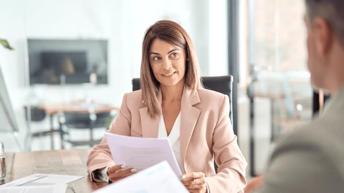 Рабочая среда с финансовыми документами и аналитическими графиками